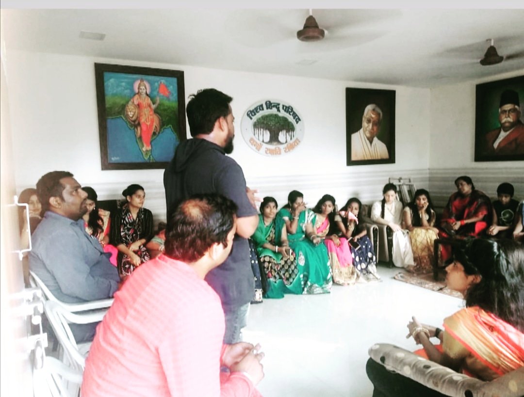 YuvaForSeva's tweet photo. आज विश्व हिंदू परिषद द्वारा आयोजित दुर्गा नवमी कार्यक्रम निमित्त महिला सुरक्षा-शशक्तिकरण के विषय पर विशेष रूप से संस्थापक जी को आमंत्रित किया गया एवं उन्होंने अपने सामाजिक एवं कानूनी ज्ञान के माध्यम से इस विषय पर सम्मिलित सभी मातृशक्ति को लाभान्वित किया।

#युवाफ़ॉरसेवाफॉउंडेशन https://t.co/wfK6zHb5f0