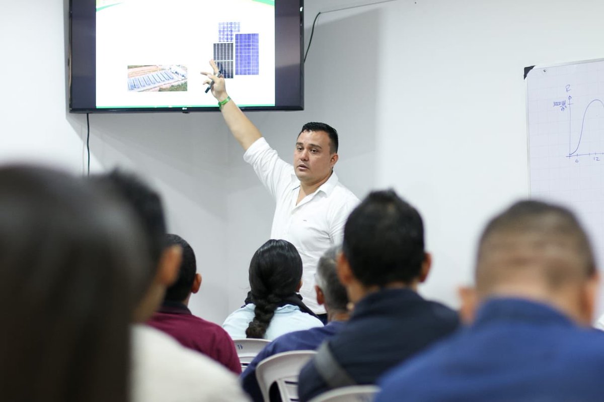 CENSGrupoEPM's tweet photo. Estuvimos presentes en la 2da Feria de Energía Solar #EcoSolar, socializamos nuestra experiencia con los Sistemas Fotovoltaicos en las redes eléctricas de #CENS.
#LaEnergíaDeTuVida https://t.co/NvDbxm6ZER