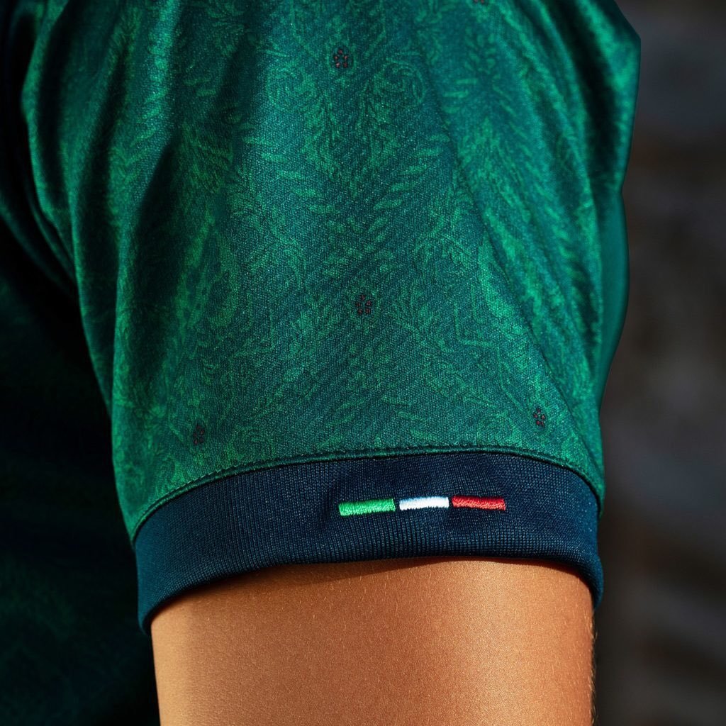 diarioas's tweet image. 🇮🇹 La selección italiana de fútbol ha presentado la &apos;nuova maglia&apos;, camiseta inspirada en telas y arquitectura renacentistas

📌 Homenajea al uniforme que usó la selección en 1954, venciendo a Argentina 2-0 en el estadio Olímpico de Roma

🤔 ¿Te gusta?
🔁 Sí
♥️ No