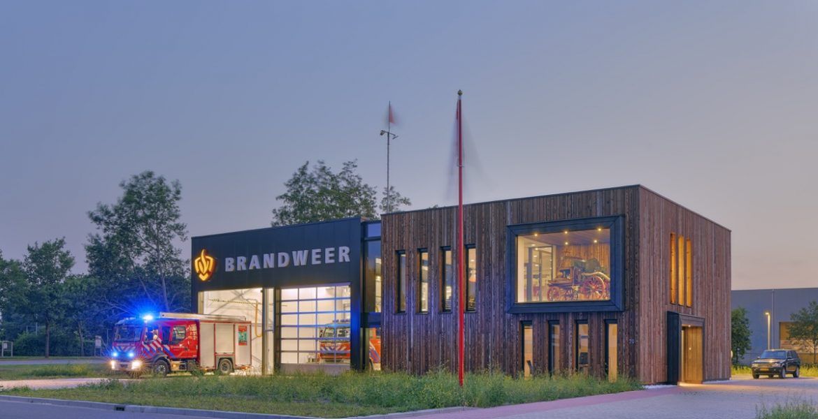 De #circulaire #brandweerkazerne in Surhuisterveen van <a href="/VRFryslan/">Veiligheidsregio Fryslân</a> is genomineerd voor een Cobouw Award in de categorie Meest Duurzame Project. Help jij ze aan de overwinning? Je kunt t/m 25 oktober je stem uitbrengen! 👉 bit.ly/2npAslL (📸 : Gerard van Beek Fotografie)