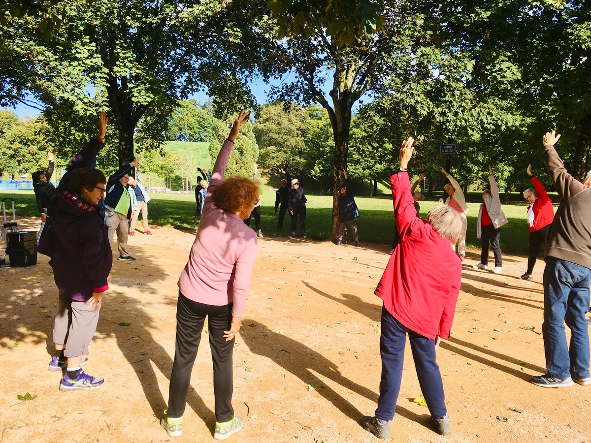 KheiraCapdepon's tweet photo. Ce matin, ouverture de la #semainebleue par Bougeons Ensemble au Parc Jean Verlhac 💚 Une heure de marche active adaptée à chacun.e 🚶♀️🚶♂️Un beau moment d’échanges et de partage qui s’est achevé au café social Le Vill’Ages 🌺 #teamVADA #vivreensemble #intergenerationnel #PAGI 🥰 https://t.co/MfkI5CKgU0