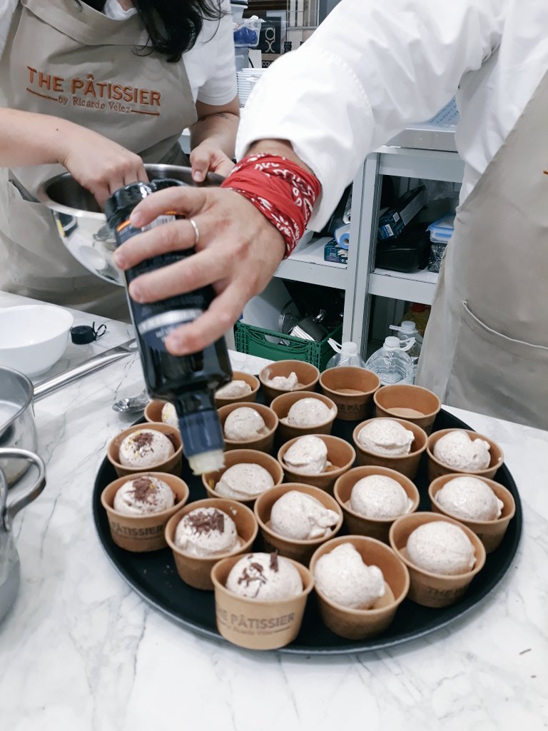 makroESP's tweet photo. Así empieza a salir el cremoso helado de pan, aceite y chocolate de la máquina de mantecar Carpigiani con la que se consigue esa cremosidad tan irresistible del @chefdelcacao 🤤 #AulaMakro #SSG19 https://t.co/8rHGdFHBup