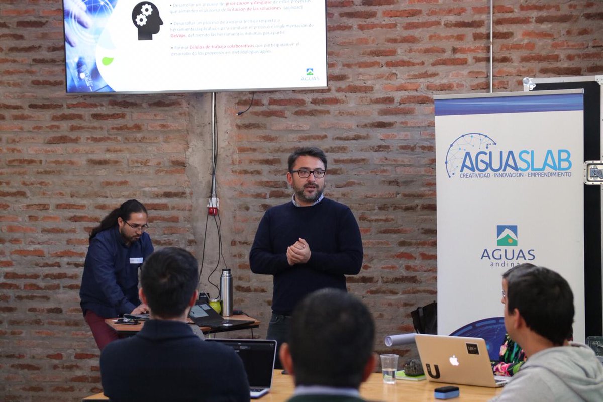 En <a href="/aguaslab/">AguasLab</a> Recoleta, se desarrolla el workshop que tiene el objetivo de incorporar "Metodologías Ágiles" dentro de la organización. Álvaro González, Consultor de Transformación Digital <a href="/aguas_andinas/">Aguas Andinas</a>, da inicio al taller que cuenta con la presencia de <a href="/MarceloMagana/">Marcelo Magaña</a>.