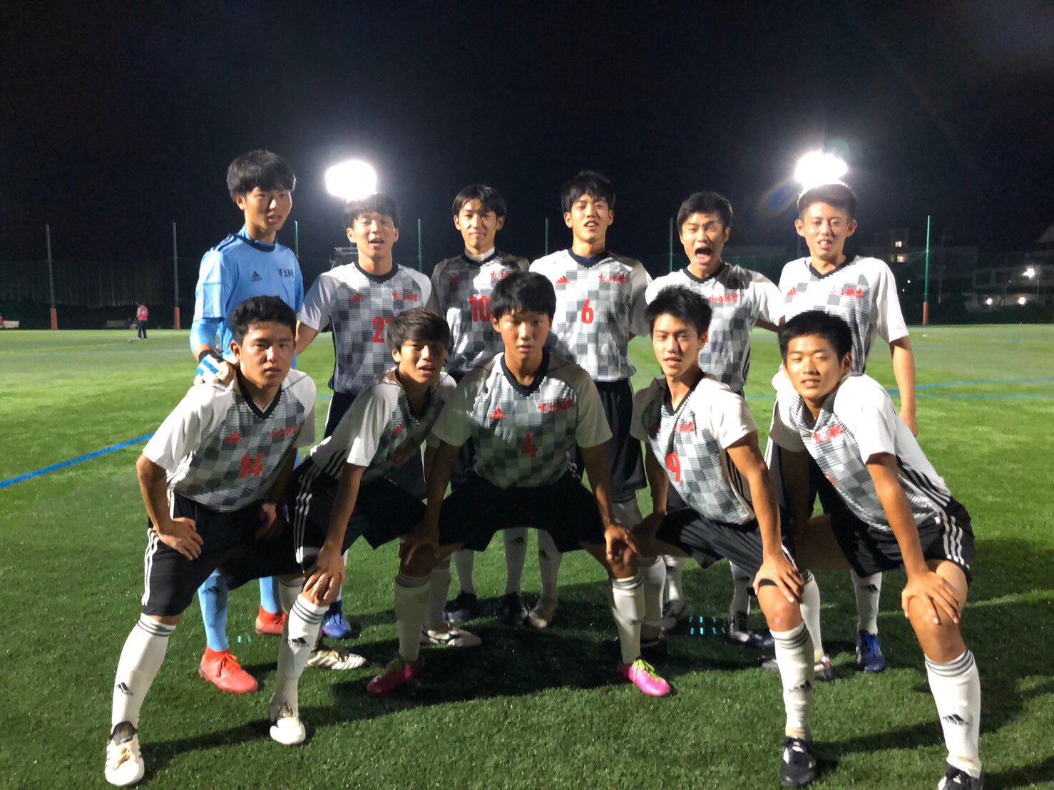 飾磨高校サッカー部 ラストゲーム Vsエスト 受験で出れずにいた3年生を含めた 全員で本当のラストマッチ 君たちのサッカーが大好き 3年間で積み上げてきた事を 最後までやり遂げる姿勢 本当にワクワクして大好き サッカーもオフザピチッチも人間性