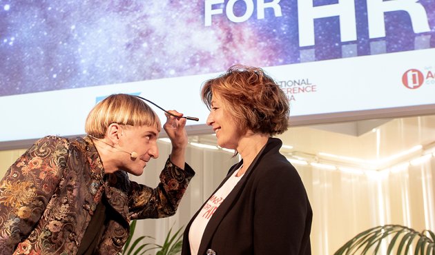 Neil Harbisson, el primer ciborg del mundo, reflexiona sobre tecnología y evolución biológica en la 6th <a href="/HRConferenceBCN/">International HR Conference Barcelona</a> ow.ly/KFGI50wEBZw