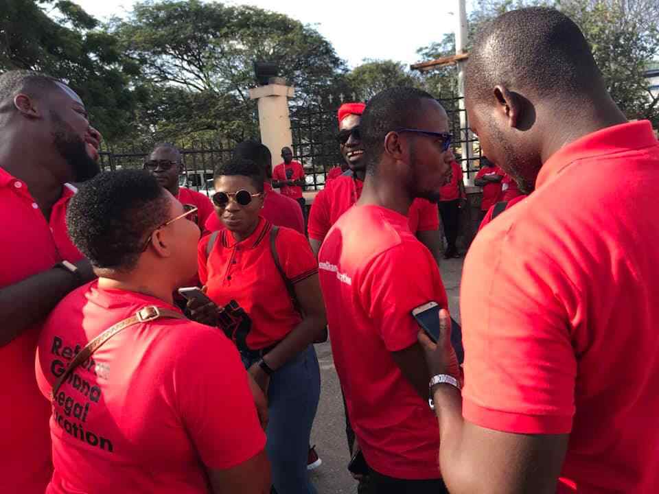 EmpowermentTv's tweet photo. Live Pictures from the Demonstration Ground - Makola #ReformLegalEducation #OpenUpLegalEducation #YETVTrending https://t.co/NH7hj1v6ku