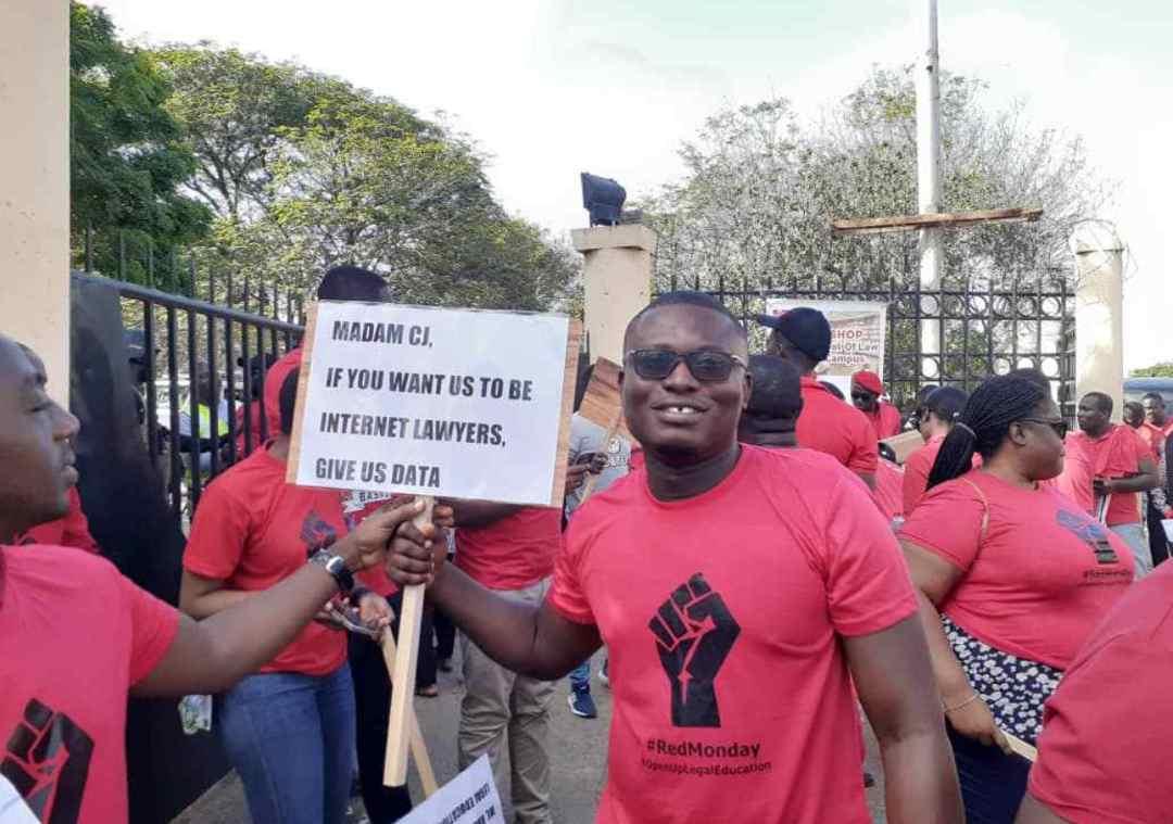 EmpowermentTv's tweet photo. Live Pictures from the Demonstration Ground - Makola #ReformLegalEducation #OpenUpLegalEducation #YETVTrending https://t.co/NH7hj1v6ku