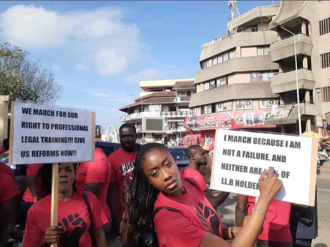 EmpowermentTv's tweet photo. Live Pictures from the Demonstration Ground - Makola #ReformLegalEducation #OpenUpLegalEducation #YETVTrending https://t.co/NH7hj1v6ku