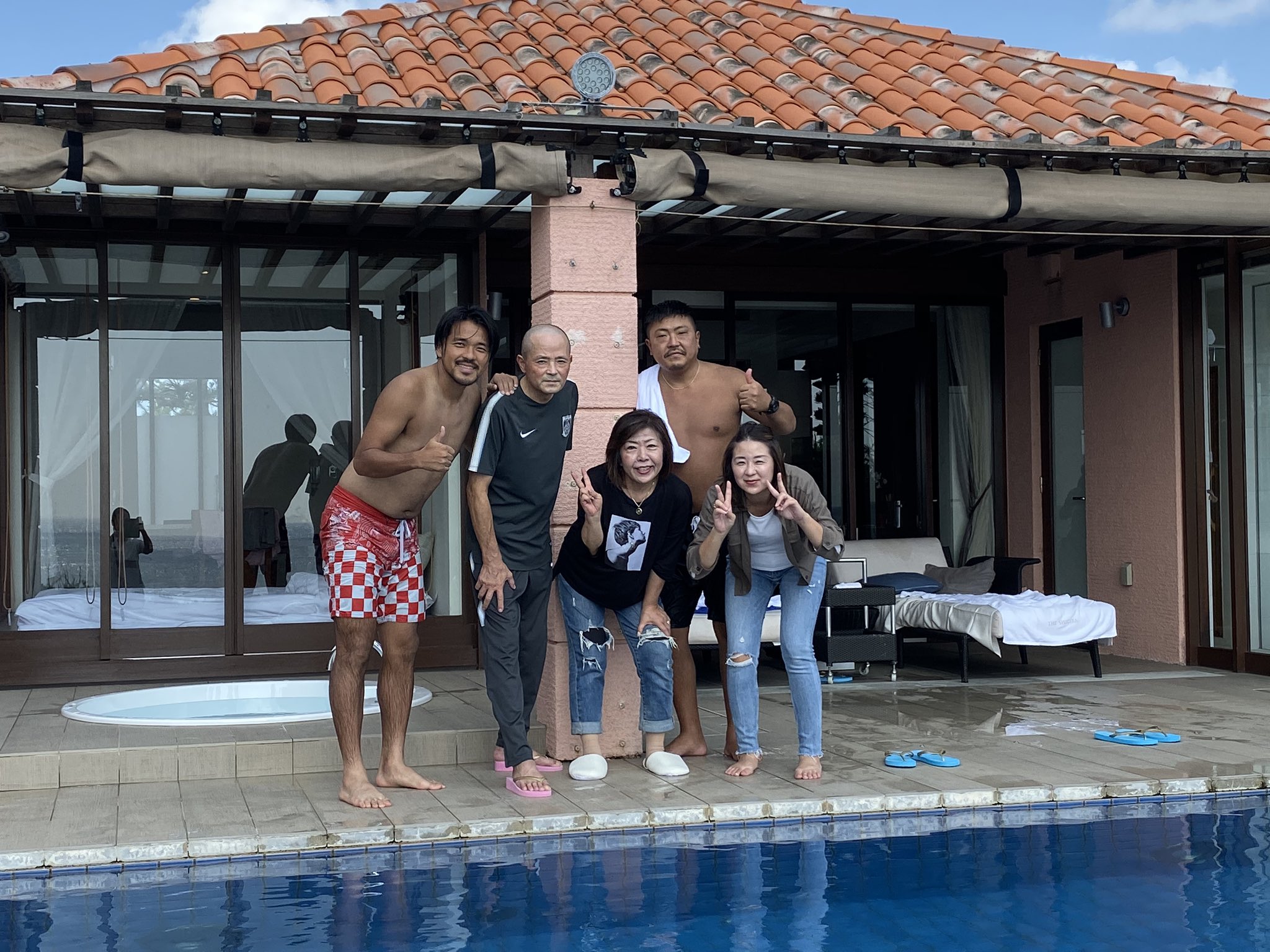 興梠慎三 家族旅行 大人になってこうやって家族で旅行は初めてだ 親に感謝 家族に感謝 それにしても宮古島は良いとこだな サッカーのこと忘れてリフレッシュしようと思ったけど最後にこれだけ言わせて下さい サポーターの皆さん昨日は熱い声援