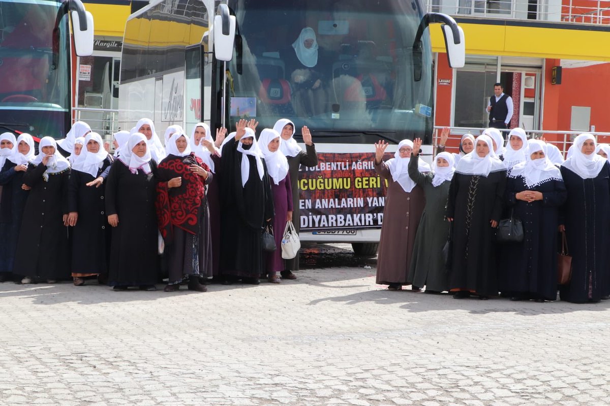 SavciSayan's tweet photo. Beyaz tülbentli Ağrı’lı Analar Diyarbakır’daki analara destek için yollarda...
Muhteşemsin Ağrı... https://t.co/x0ZhSY9Io2