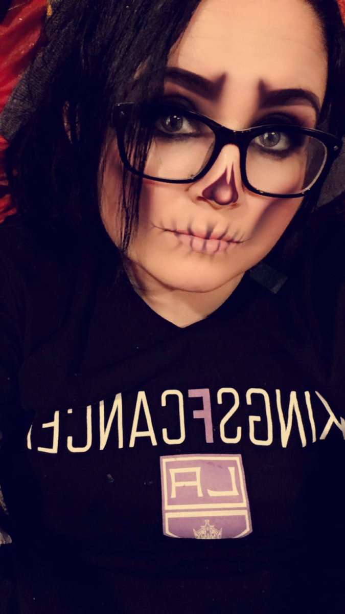 EverlongPeace20's tweet photo. What happens at night when Iโm bored ๐ #KingsFCancer #insomnia #Snapchat @LAKings https://t.co/2MeKxR4C5C
