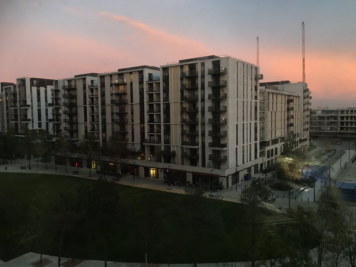 AshleighKno1's tweet photo. Woke up to a beautiful red sky on @eastvillageldn this morning #shepardswarning #redsky #redskyatmorning @getliving #MyE20 https://t.co/vRXpHV9lUa