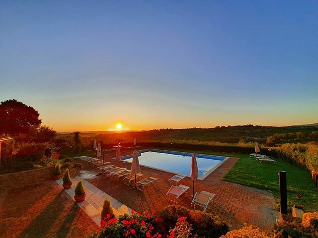 SanguinetoAgr's tweet photo. Amazing shot! 😍@vic.syn

와인 마시면서 일출 기다리기 저녁에 비포선라이즈 봐야지
#italy #toscana #montepulciano #agriturismosanguineto #agriturismo #sunrise
Reposted from @vic.syn https://t.co/RqAW3uFGeG