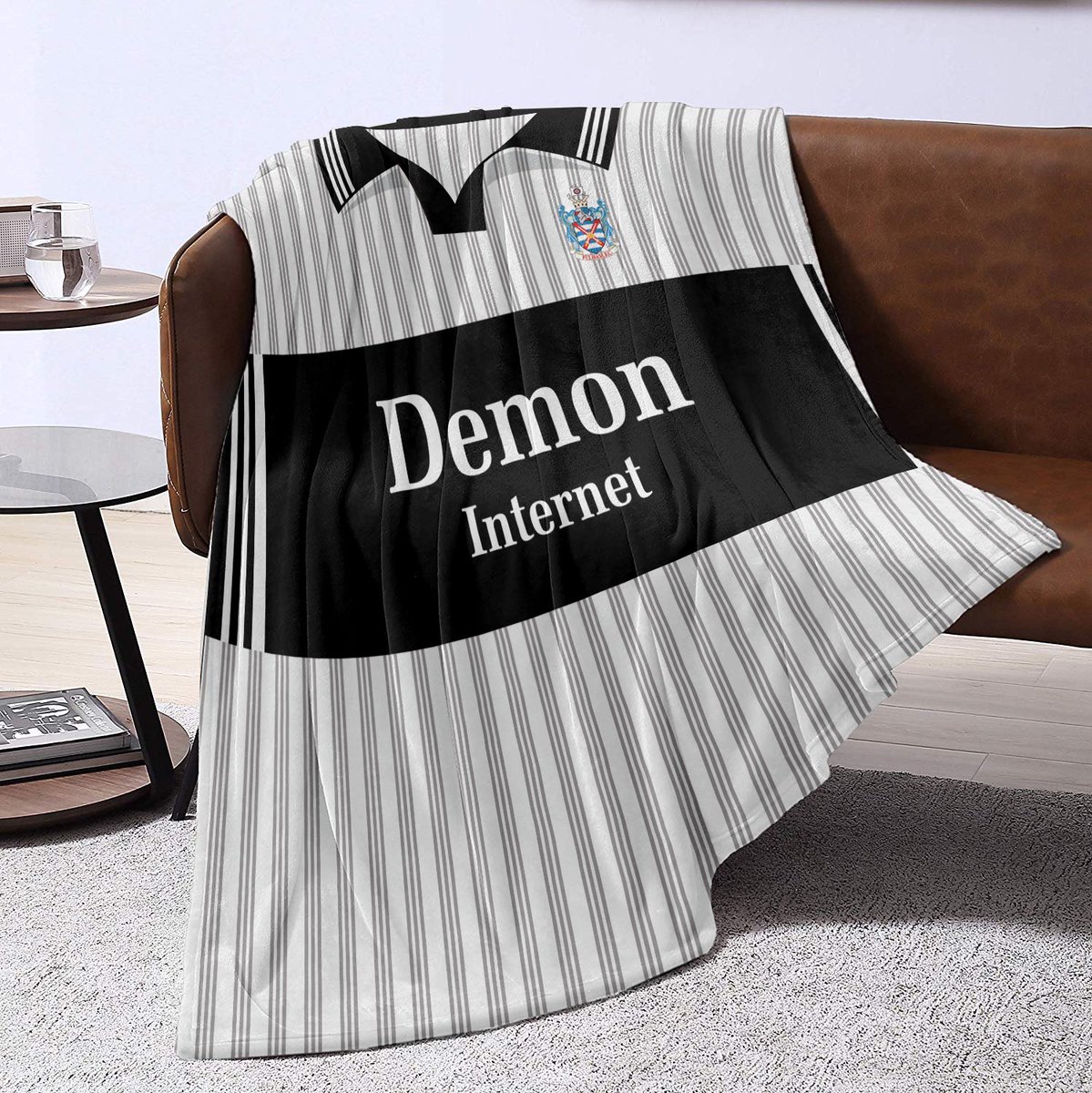 theterracestore's tweet image. Our official @FulhamFC blanket throws have arrived! A whopping 60x60 inches in size, which kit will you choose?

&amp;gt;&amp;gt; theterracestore.com/collections/fu…

Retweet and follow and you could win a free one in the October giveaway! #fulhamfc #ffc