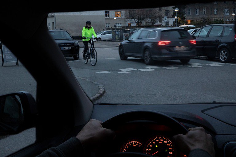 Husk at gøre dig synlig i trafikken, gerne med pangfarver og reflekser. Det er ikke kun om morgenen og aftenen, det kan være svært at se dig i trafikken. Pangfarver nedsætter færdselsuheld for cyklister med 50% ifølge #SikkerTrafik. Bliv set, og fortsat god dag 👋 #politidk https://t.co/0rrr2CRKS8