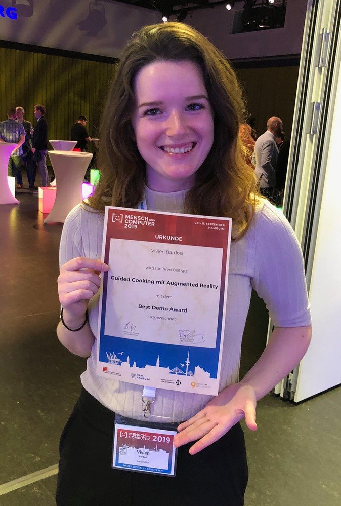 TH_Augsburg's tweet image. Herzlichen Glückwunsch an Vivien Bardosi! 💐 Die Alumna hat mit ihrer Abschlussarbeit „#GuidedCooking mit #AugmentedReality“ den Best Demo Award auf der @mucConf in Hamburg gewonnen. Zudem belegte sie den zweiten Platz in der parallel laufenden UX Challenge. 👏🏻