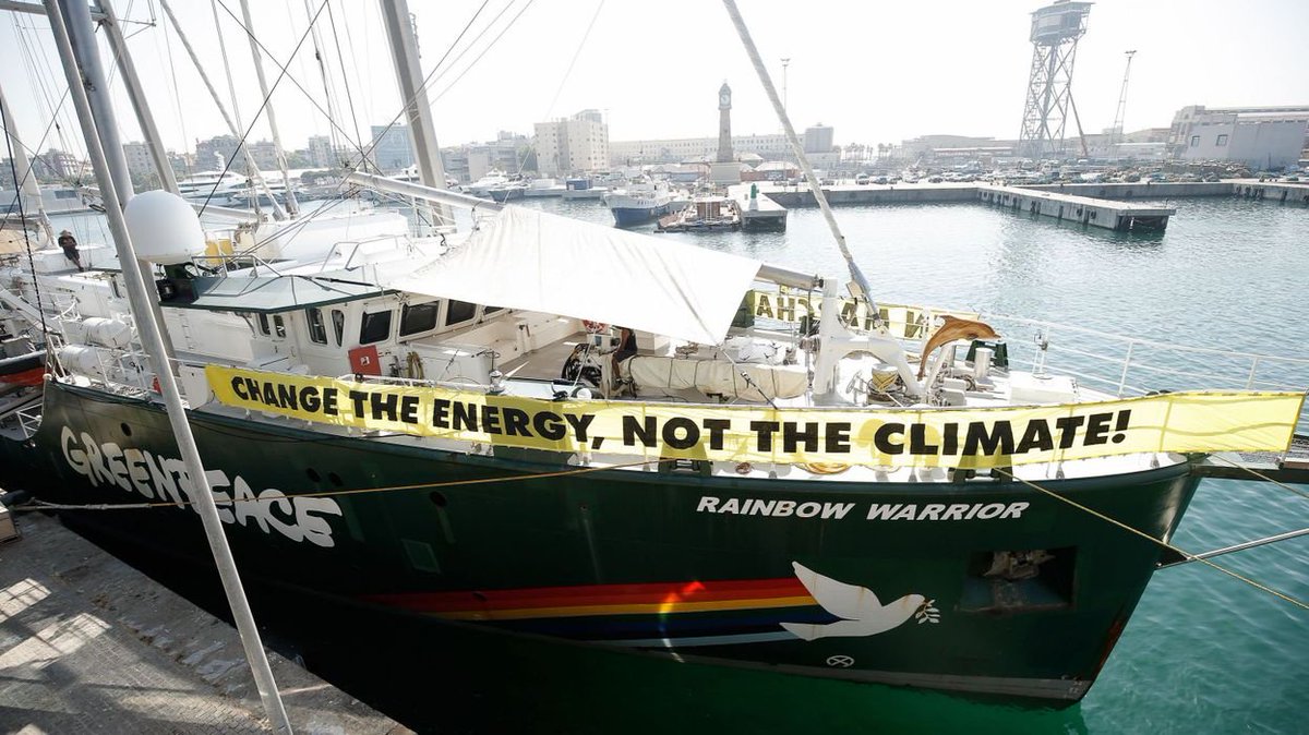 "Change the energy, not the climate!” De Rainbow Warrior van Greenpeace, het voorbije weekend gespot in Antwerpen. #Elugie #climatechange = #energychange