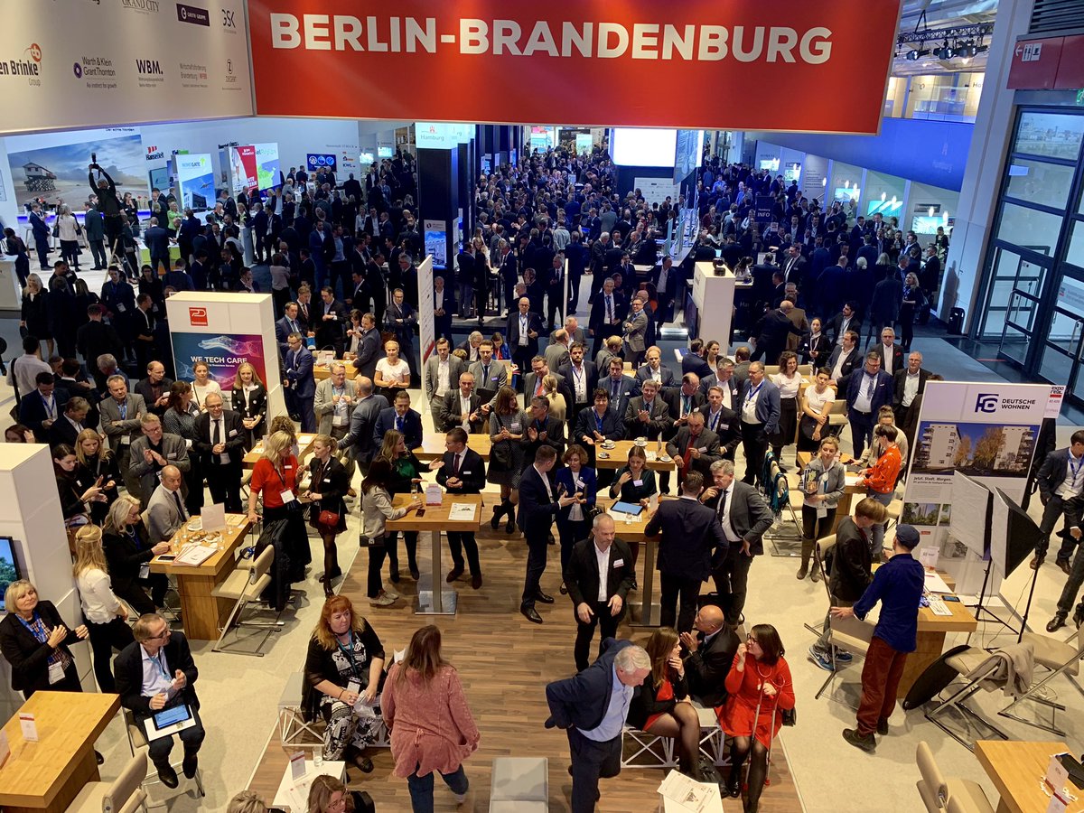 SenStadtBerlin's tweet photo. Los geht’s am Stand von #Berlin und #Brandenburg: Staatssekretär Sebastian Scheel und Dr. Steffen Kammradt von @WFBBrandenburg eröffnen den gemeinsamen Stand zur Messe #ExpoReal in München. Wir freuen uns auf gute Gespräche und den Austausch mit anderen Städten und Regionen. https://t.co/DPZNJNe4Wq