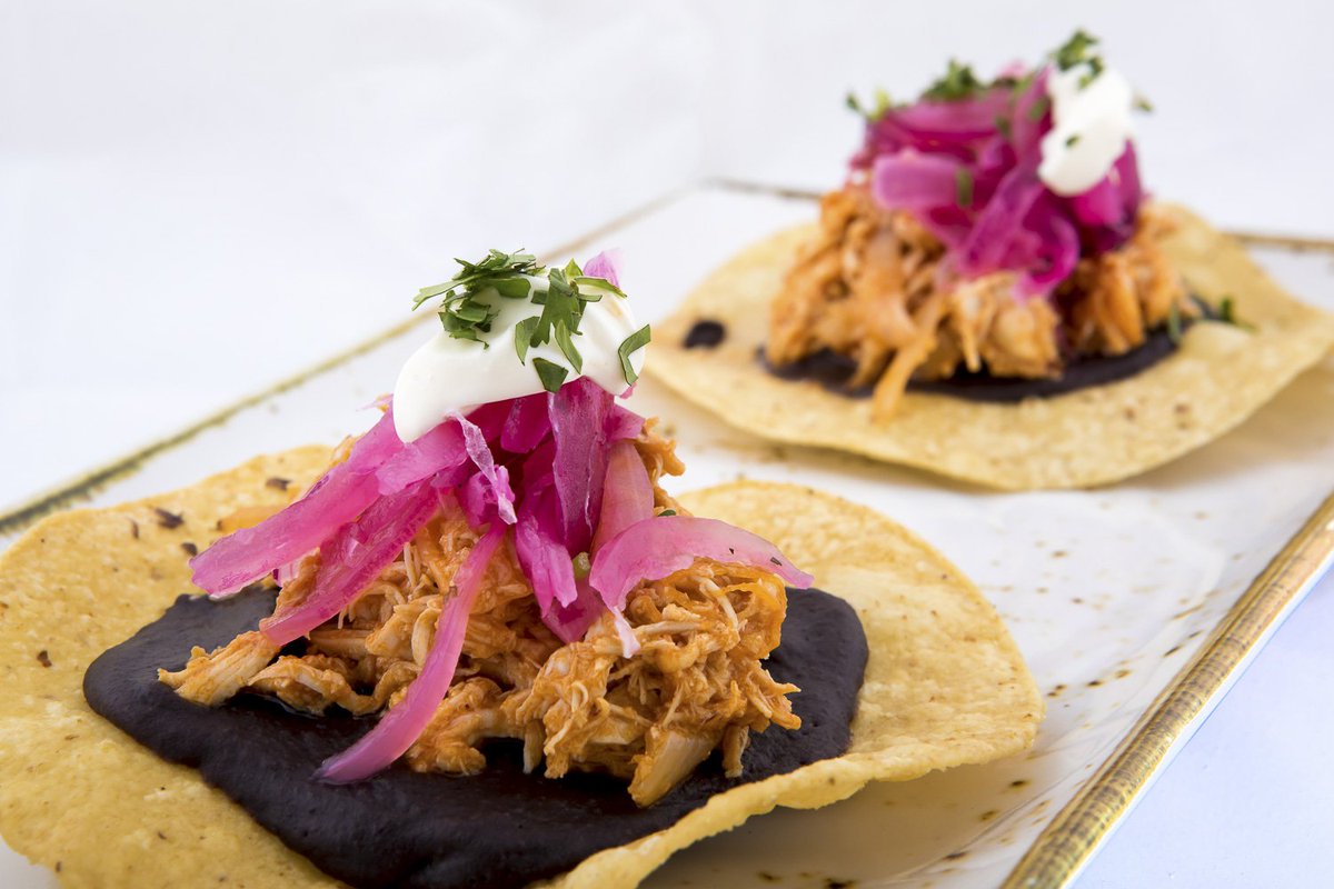 Cocobambu_rest's tweet photo. En #CocoBambu nos encanta la #cocina #surfera y #latina 🤙 Como estas Tostaditas de Tinga de #Mexico, delicioso #pollo desmenuzado con salsa de #chile chipotle sobre tortilla crujiente de #maíz y puré de #frijoles 🤗
#CocoBambu #cocinalatina #Torremolinos #Bajondillo #latino https://t.co/hk8kXKrXZO