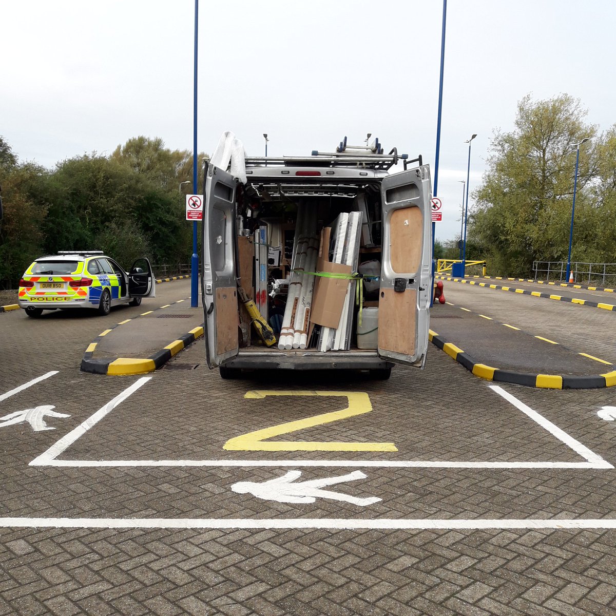 PC Barden
Stopped this van on the A34 today, 23.14% overweight! Ticket issued and prohibited from leaving until the excess weight has been removed
JOUCVU #mondaymorningblues