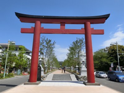 のっきい 鎌倉宮奉納ライブ に来る人たちは鎌倉駅から歩いていくのならかなり遠い事を覚悟してね でも せっかく歩くのなら是非 若宮大路の参道 段葛 を通って 鎌倉時代の都の中心地 鶴岡八幡宮に寄ってみてね 初音ミク
