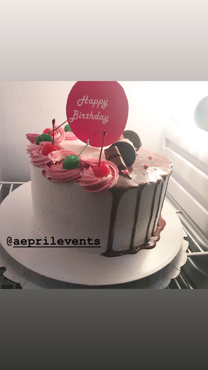 aeprilevents's tweet photo. 💕pinky October 💕to our dear clients have a blessed week 🙏🏾 #celebrationcake #birthdaycake #creamcakes #cakesbyAj❣️ #cakesintema #ghanacakes #ghanacakevendorsblog #Accracakes #Temabaker #twittercakes #aeprilevents https://t.co/iZ7QK6HTv4