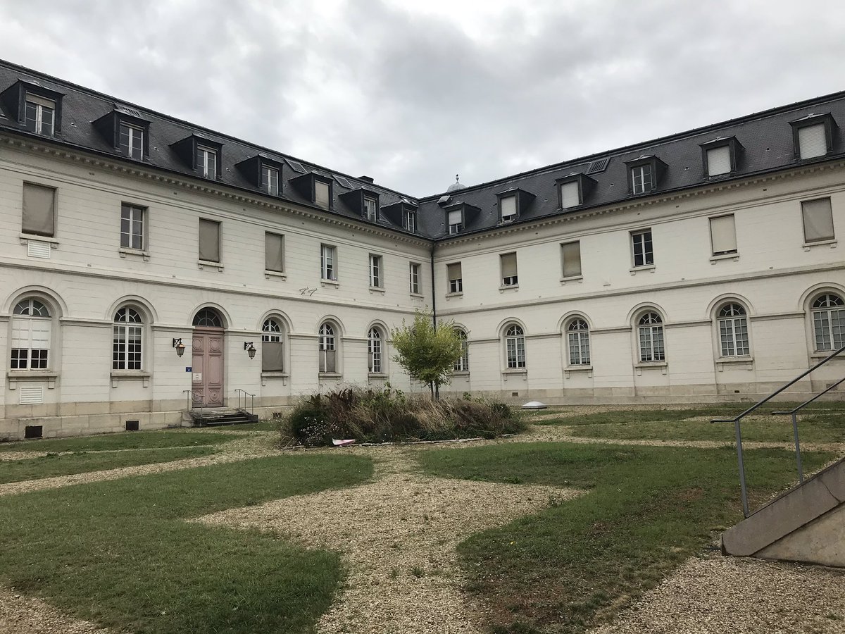 aba_lynda's tweet photo. Je pousse la petite🚪de l’ancien hôpital #Rochefoucauld.
Un havre de paix🌲🌺aux abords de l’avenue #GeneralLeclerc.

Aujourd’hui je voudrai me transformer en🐁 pour écouter ce qui se trame chez les politiciens, quant à l’avenir de ce petit coin de paradis dans #paris14 .

🌲🌳☘️ https://t.co/OroojTP5hg