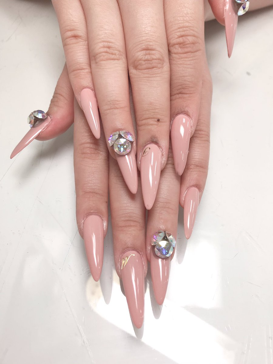 ネイルサロンmarch Twitterissa こんばんは 難波店宮岡です 最近のお客様ネイルです ロングネイルでも色味がピンクベージュなので綺麗めに仕上がります ｖカットでキラキラになりました March 難波店 ロングネイル