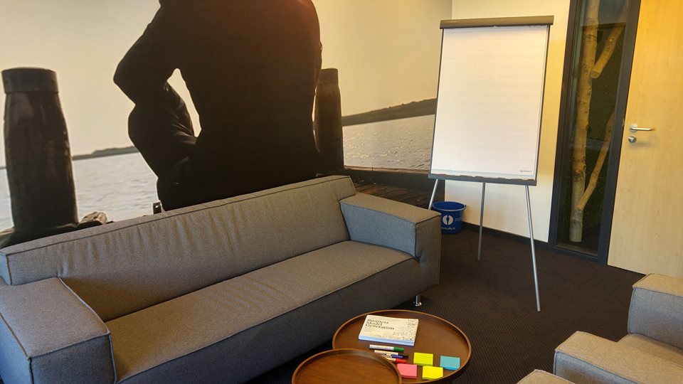 DouweHooijenga's tweet photo. Lunchbreak: de komende maand heb ik nog ruimte voor 2 a 3 sessie met @De_Moderne Wie heeft de behoefte om met mij te sparren over een idee, concept waar je mee in je hoofd loopt. Of wil je juist aan de slag met een nieuw businessmodel/ verdienmodel. Let me know! https://t.co/QqqsrTrpSZ