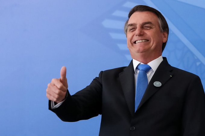 jovempanserrars's tweet photo. Bolsonaro critica Huck: 'Povo não vota em pau mandado da globo'. 

https://t.co/2p95W6oLCD https://t.co/5F3cSQg8K3