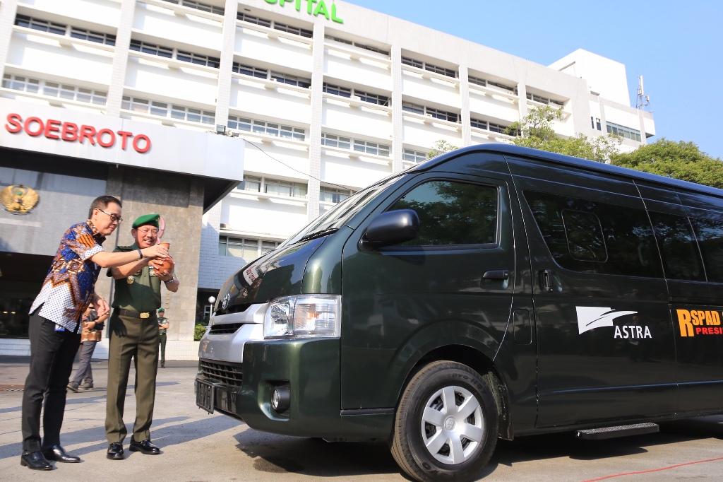 PT Astra International TBK serahkan bantuan 5 unit Toyota HiAce pada Rumah Sakit Pusat Angkatan Darat bit.ly/335zv0U  #kabaroto #astra #toyota #otonews