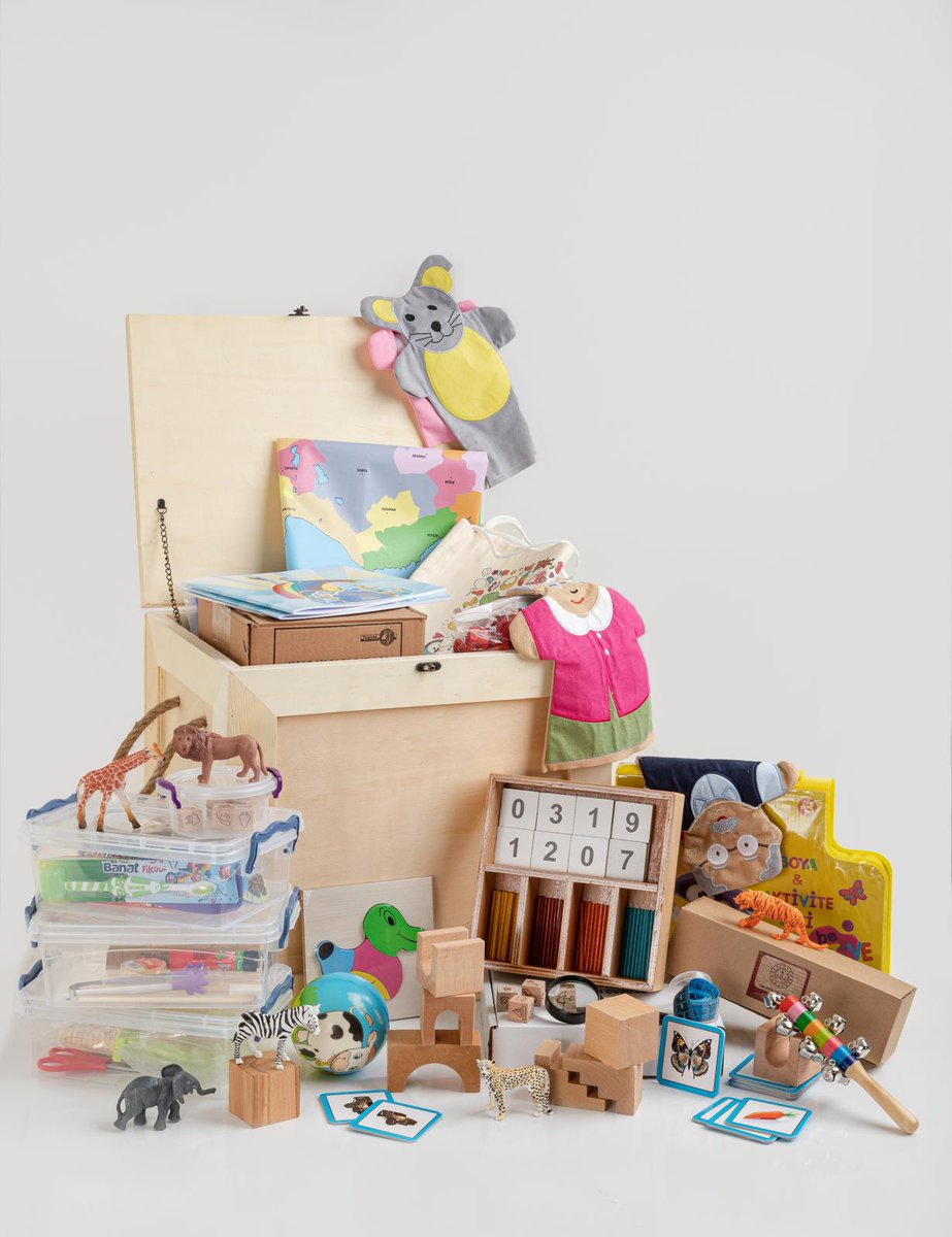 Çocukla oynar, nitelikli vakit geçirir ve çocukluğuna eşlik ederseniz; bir ülkenin geleceği için önemli yatırımlardan birini yapmış olursunuz.Bu oyun sandığı ve eğitim takvimi bunun için.Pilot uygulama ile 26 ildeyiz, hedefimiz erken çocuklukta ulaşamadığımız ailenin kalmaması...