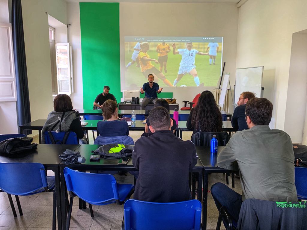 LinkLab_LCU's tweet photo. π SECONDO TEMPO π Al via il laboratorio teatrale π₯½ con #FrancescoDantonio ed #EdoardoCiufoletti π#voce ai nostri #studenti π πβοΈ
#LinkLAB #DiversitySportManager #calcio #giovani #universitΓ #AssidelPalcoscenico https://t.co/2WLHy29xkO