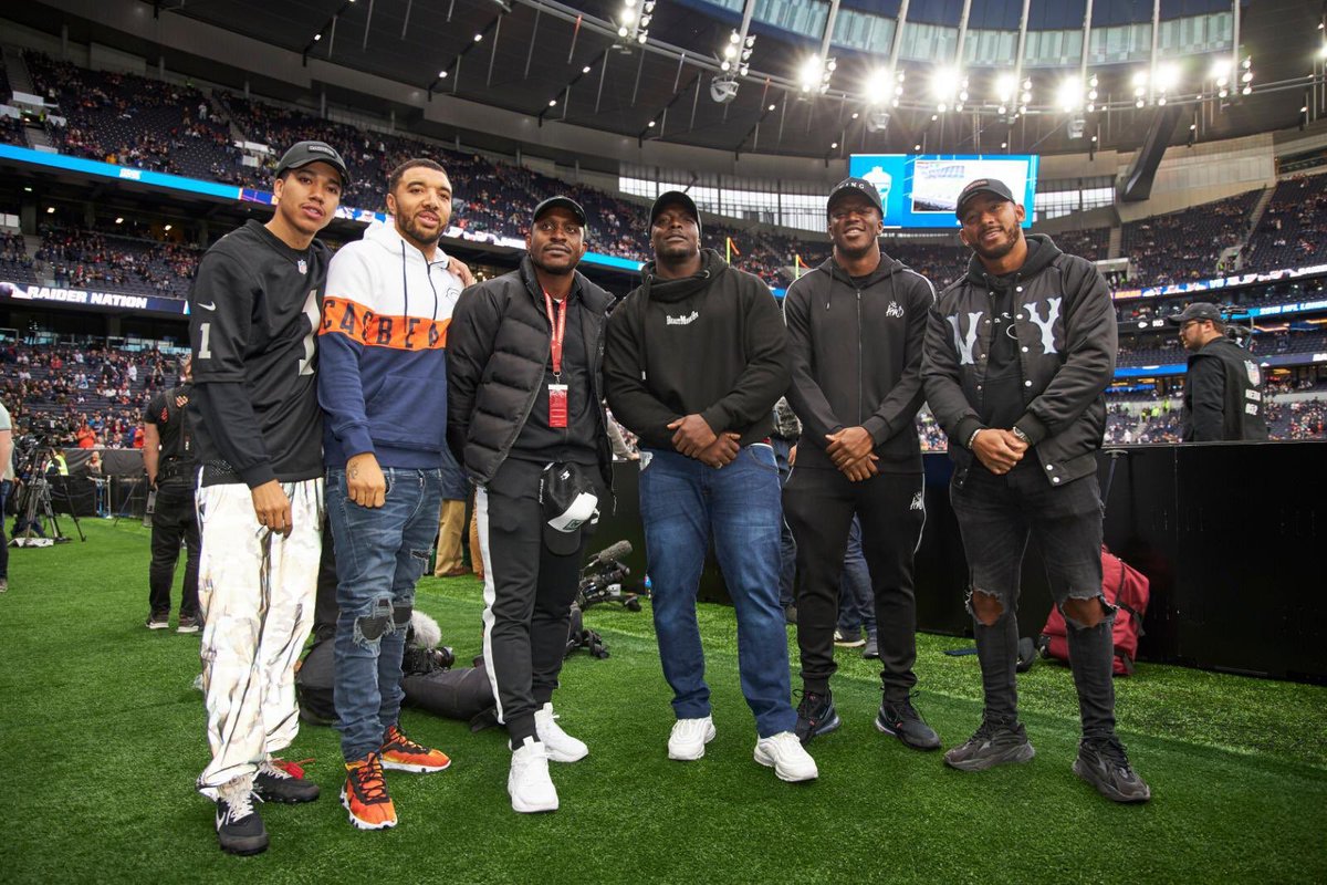 T_Deeney's tweet photo. .@NFLUK came through, game and experience was so sick 🏈 https://t.co/qP2Thsx2kc