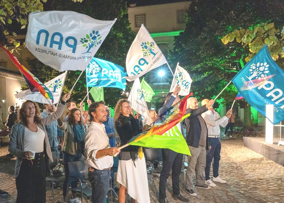 Die portugiesische Tierschutzpartei PAN (Menschen-Tiere-Umwelt) hat bei der gestrigen Parlamentswahl 3,3 % erhalten. Das bedeutet 4 Sitze! Und eventuell Mitspracherecht bei der Regierungsbildung! Parabéns! #PortugueseElections #PAN