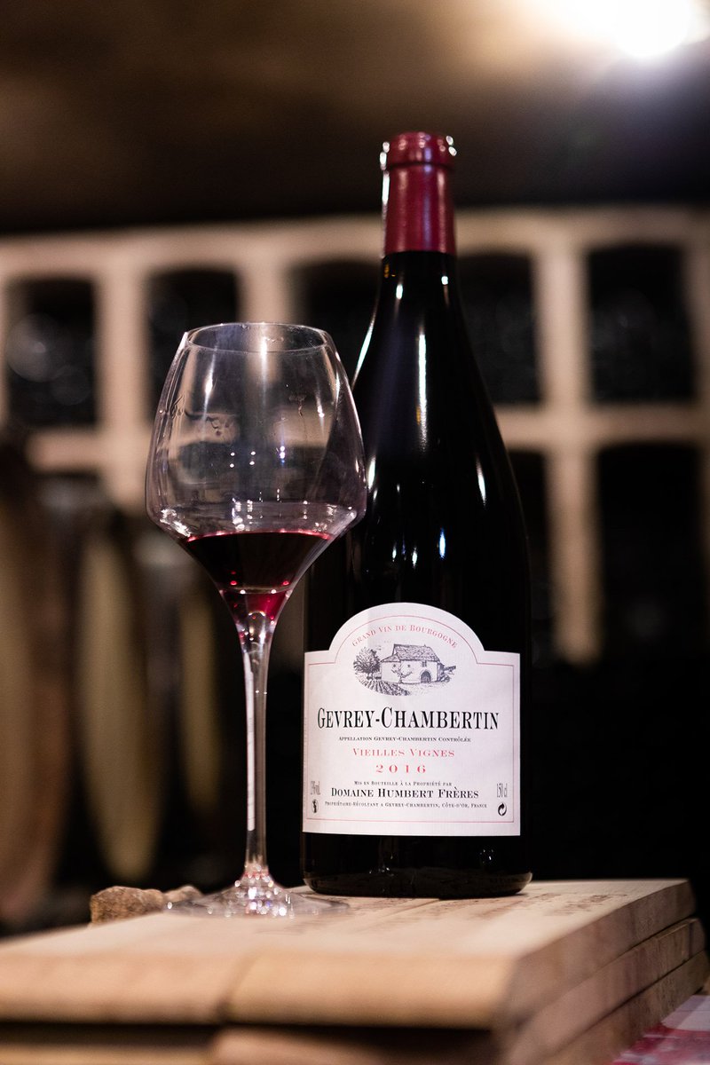 viamowines's tweet photo. 🍷Gevrey-Chambertin ne laisse personne indifférent. Et pour cause. Ici plus qu’ailleurs, la nature a une aura. L’appellation phare de Bourgogne compte neuf grands crus et vingt-six premiers crus. Un écrin pour les 7 hectares du domaine Humbert Frères. https://t.co/Gz8U0Sxh8p https://t.co/Ct0Pobhhv6
