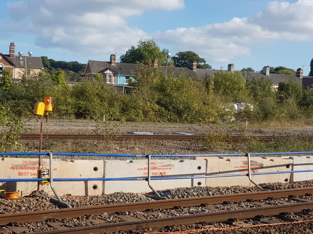 RSS_Infra's tweet photo. Our Track Warning Systems team were assisting the works at Newton Abbot station for @networkrail Plymouth DU over the weekend. Our teams installed our #ATWS and #GoMagnetic Barrier Fencing for their upcoming Rail Vac works. https://t.co/39Qqn5dtIU