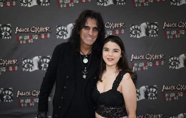 BrionyMonroe's tweet photo. My meeting with The Prince of Darkness was incredible! I adore your performances @alicecooper. Thank you for bringing them to us and for being a fan of @lordoftears & The Black Gloves! #Owlman #HexHorror https://t.co/e01zJsU8O2