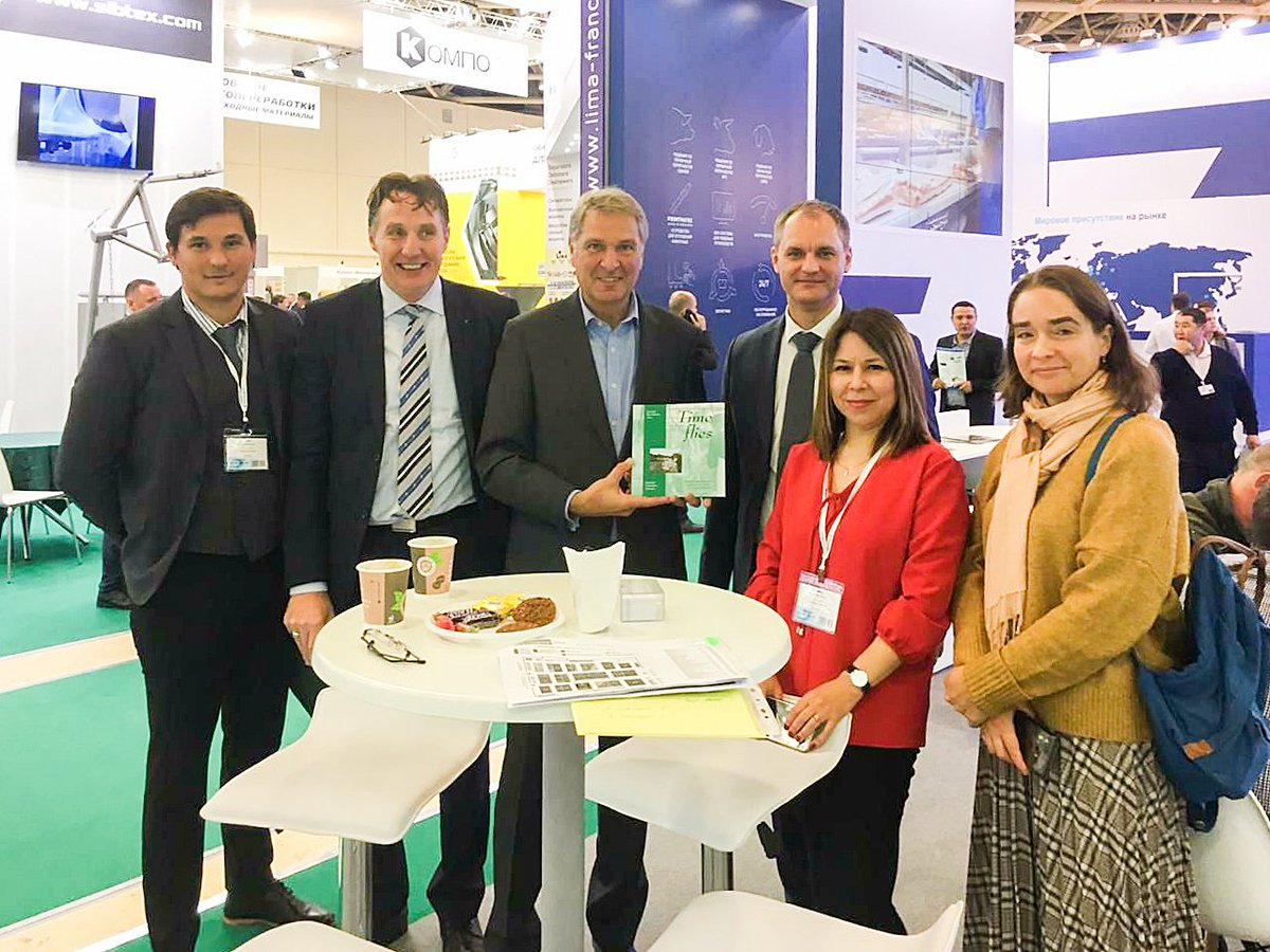 MeynPoultry's tweet image. On the 1st day of the Agroprodmash in Moscow the Dutch ambassador for Russia, Rob Swartbol, and his colleagues visited us. We handed him a copy of the book Time Flies, which talks about the history of poultry processing in the region of Oostzaan where Meyn was founded in 1959.