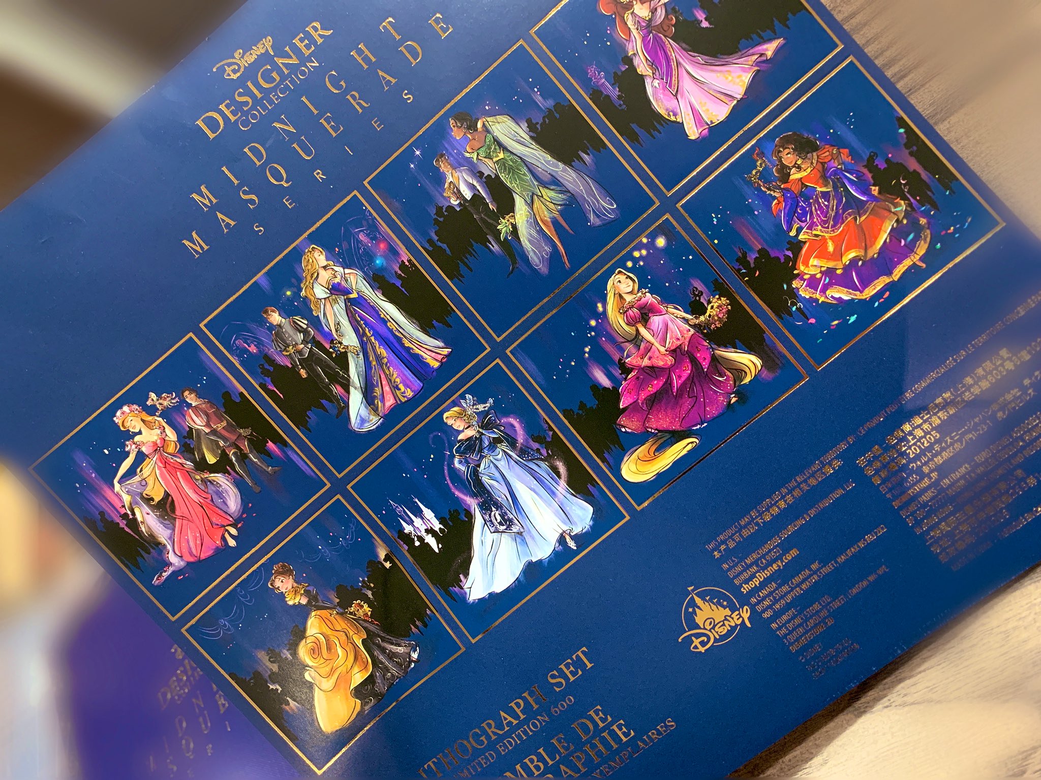 枢やな Staff 大人っぽく着飾ったディズニープリンセスたちが素敵な ミッドナイトマスカレード シリーズ 早く日本でも発売して と思っていたら ディズニー社t様からリトグラフセットをお土産に頂いてしまいました ヴィランズ柄のポーチまで こちら 枢やな Staff 大人っぽく着飾ったディズニープリンセスたちが素敵な ミッドナイトマスカレード シリーズ 早く日本でも発売して と思っていたら ディズニー社t様からリトグラフセットをお土産に頂いてしまいました ヴィランズ柄のポーチまで こちら