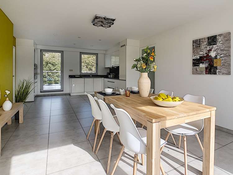 StyleAtHomeBe's tweet photo. Een groot appartement met felgekleurde wanden verkopen? 
👉 Richt in en verleg de aandacht.
👉 Werk met een neutraal meubelpakket.
👉 Verzacht de felle kleuren op de muur door deze terug te laten komen in het interieur. Fotoreportage: https://t.co/yFY7proOTk #realestate #immo https://t.co/ZyAbgWLtKY