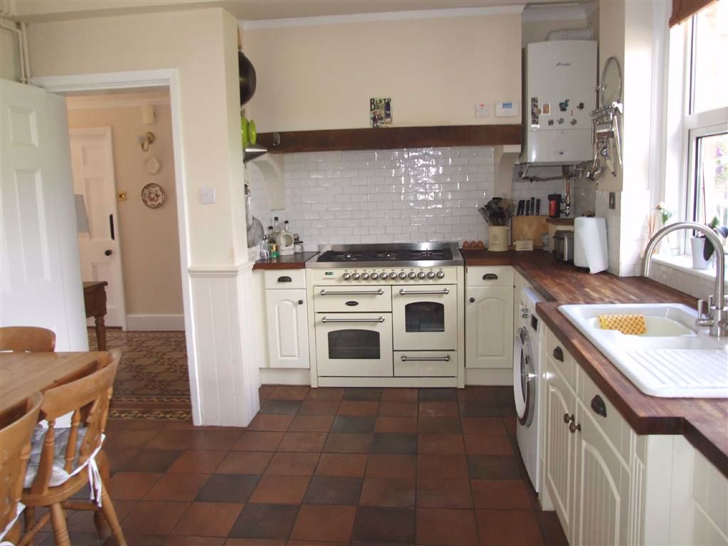 LockandKeyEA's tweet image. For Sale: Sandridge Road, Melksham | £500,000

Lock and Key independent estate agents are pleased to offer this rare opportunity to acquire this #bayfronted #detached #periodproperty set back and built in the 1900's.

Find out more &amp;gt;&amp;gt; homesinmelksham.co.uk/properties-for…

#Melksham