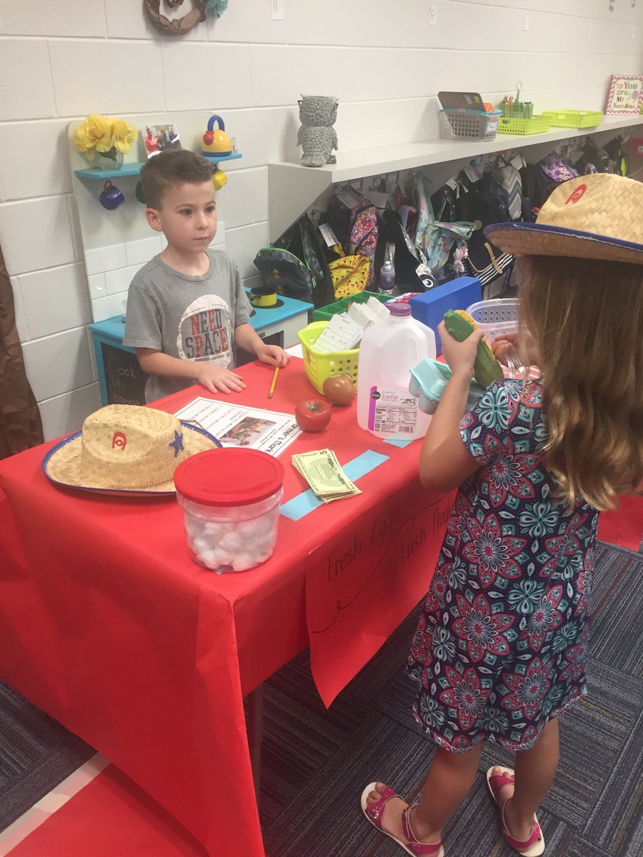 AngelaDellK's tweet photo. Working the first grade farm! #farmtastic #mesrocks https://t.co/KNjzdTxbY3