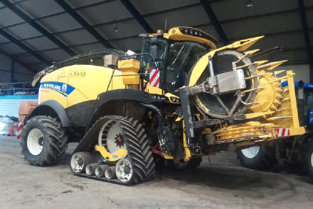 #Herfstweer dwingt #Friese #loonwerker Rijpma tot #mais #hakselen op rupsen. melkveebedrijf.nl/nieuwsartikel/…