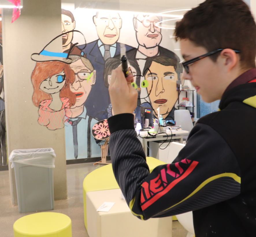 YOUmediaChicago's tweet image. Teens are decorating the windows for Halloween at Independence YOUmedia! #CPLTeens #ChalkMarkers #WindowArt