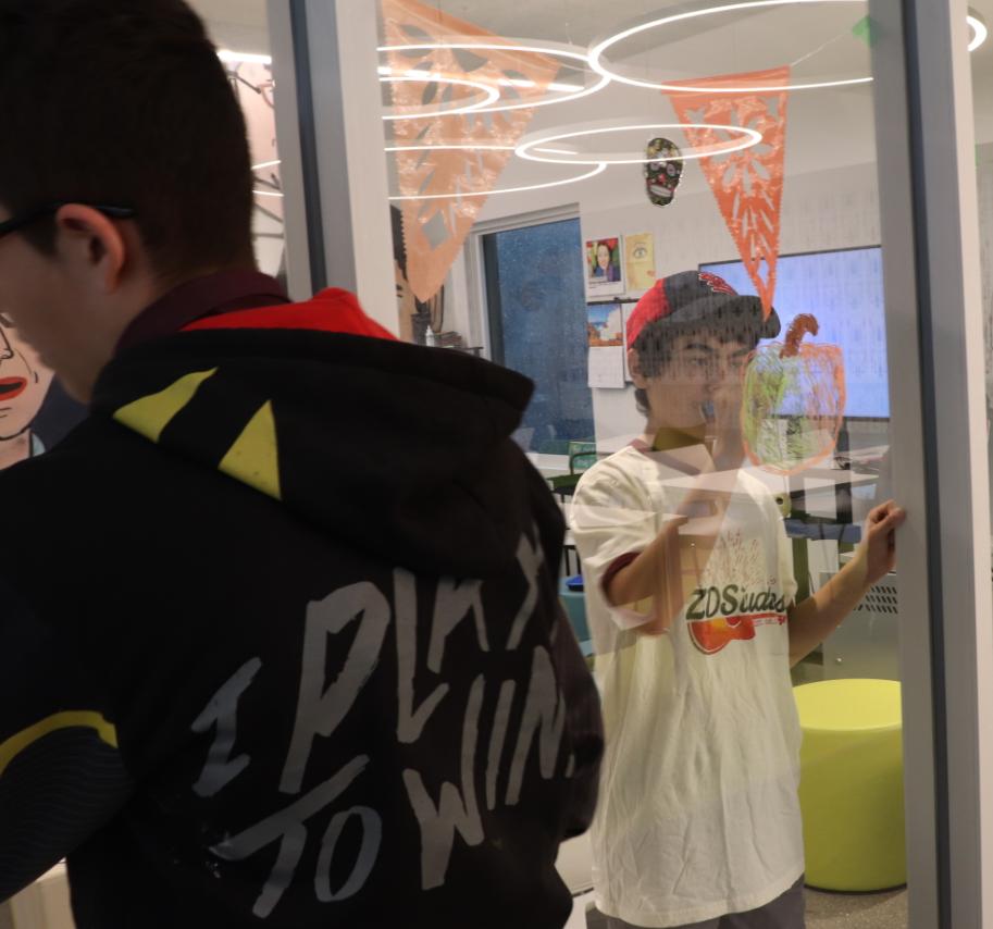 YOUmediaChicago's tweet image. Teens are decorating the windows for Halloween at Independence YOUmedia! #CPLTeens #ChalkMarkers #WindowArt