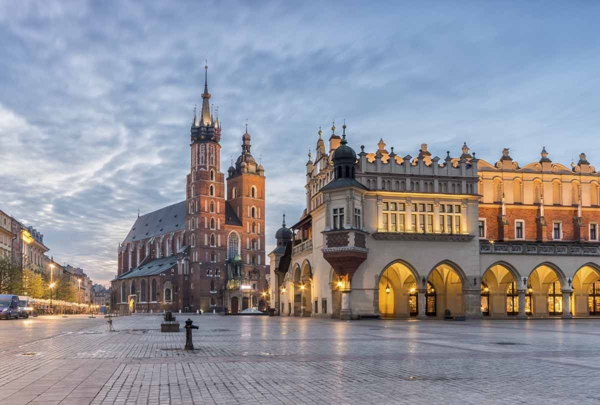 Baileystravel's tweet photo. Check out this amazing offer for Krakow with JTA Holidays! 
3rd December 2019 for 4 nights! 
3* System Hotel Krakow. 
Prices starting at just £142 per person!
Pop in or give us a cool to book or for more information! https://t.co/mbeaIorJgP