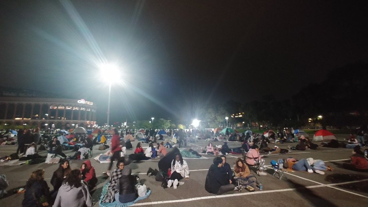 oh_emma_oh's tweet photo. Got in line around 6am I think.... And saw jimin cry (happy tears ofc) 😭, tae as god, and their 1st ever stadium concert...
#BTSatCitifield @BTS_twt #jimin #taehyung https://t.co/2FpW9uQ1N9