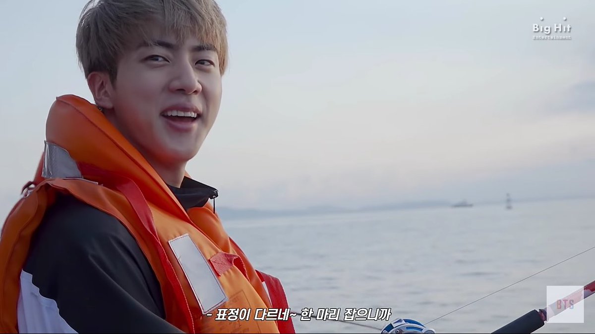 _lady_sara_'s tweet photo. ça lui a fait tellement plaisir de faire de la pêche c'est génial il mérite je suis tellement contente de les voir faire ce qu'ils aiment
 😍💗🐚🐙🐟⚓ #JIN #JINonVACATION #BTSVacationLog https://t.co/csDfHHtZp4