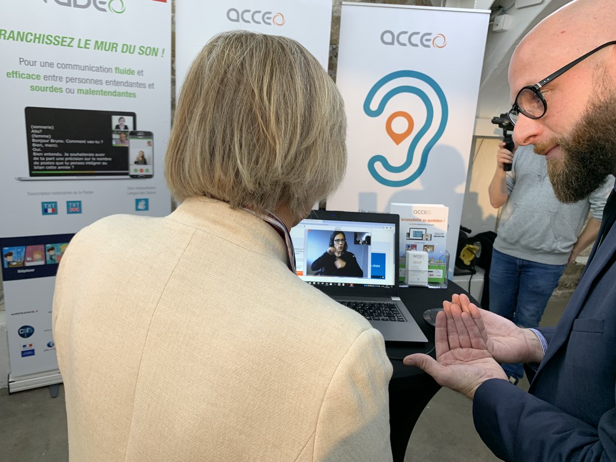 [<a href="/PourlAudition/">Fondation Pour l'Audition</a>] Démonstration de nos solutions @Acceo_Delta &amp; @Tadeo_Delta à <a href="/s_cluzel/">Sophie Cluzel 🇨🇵🇪🇺</a>, secrétaire d'état en charge des personnes handicapées.
#sourd #malentendant #accessibilite #tip #lsf #lpc #relaistelephonique